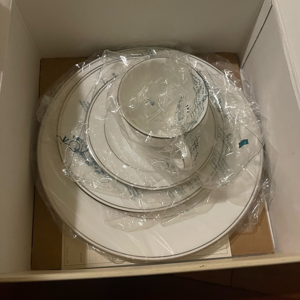 Brand new never used. Lenox federal platinum set - Picture 4 of 6